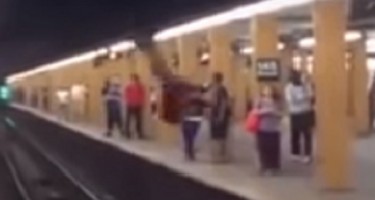 Gənc oğlandan metroda tərbiyəsiz hərəkət...