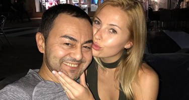 Sərdar Ortaç həyat yoldaşı ilə soyuq çay içdi