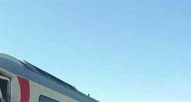 Sərnişin qatarı yük maşını ilə toqquşdu