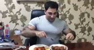 Kamil Zeynallı iyrənc yeməkləri belə yedi...