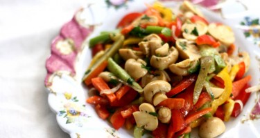 Ləzzətindən doymayacağınız yay salatı