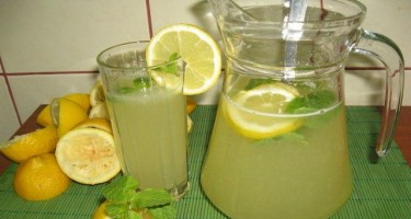 Sərinləmək üçün buz kimi limonad hazırlayın