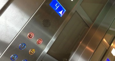 Paytaxtda 11 nəfər liftdə qaldı