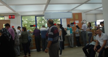 BAKIDA: Banklarda uzun növbələr yaranıb