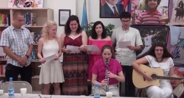 ABŞ-lı tələbələr "Payız gəldi, uçdu, getdi quşlar"ı oxudu