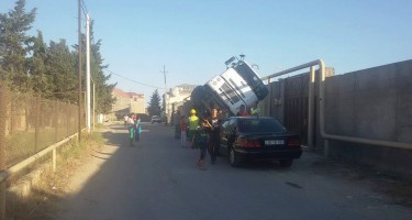 Mərdəkanda yük maşını evə çırpıldı