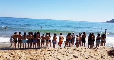 Qadınlar bikinidə etiraz aksiyası keçirdi