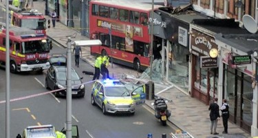 Londonda avtobus binaya girdi