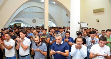 Azərbaycan məscidlərində bayram namazı qılınıb