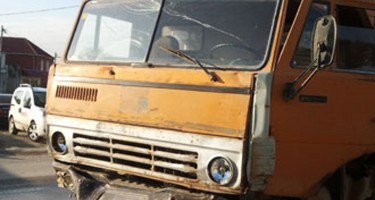 “KamAZ” minik avtomobili ilə toqquşdu