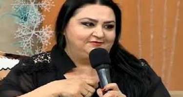 Faiq Ağayev "Toppuş bacı"nı öpdü
