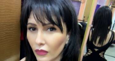 "Larisa"nın sinə dekoltesi göz qamaşdırdı
