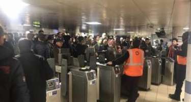 London metrosunda iki nəfər mübahisə etdi