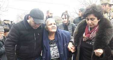 Şəhid anası oğlunu son mənzilə yola saldı