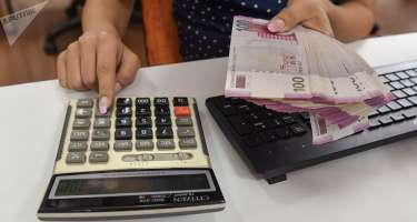 Əhali manata inanmağa başlayıb