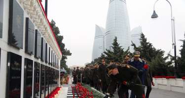 Müdafiə Nazirliyinin rəhbərliyi Şəhidlər Xiyabanında
