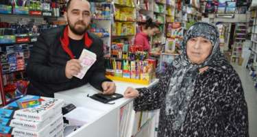 Mağazanın qarşısında tapdığı 8000 manata yaxın pulu...