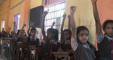 "Şparqalka" keçirməsinlər deyə ayaqqabılarını soyundurdular