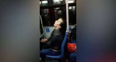 Avtobusda özündən getdi