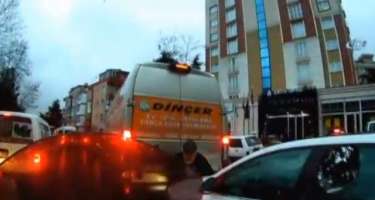 Yaşlı adam iki maşının arasında qaldı