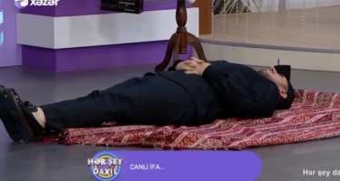 Efirdə aparıcı yerə uzandı