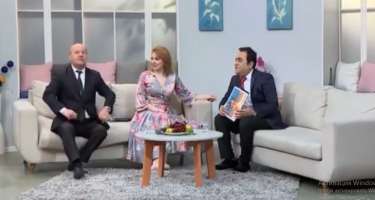  Əli Mirəliyev müğənnini öpərək...