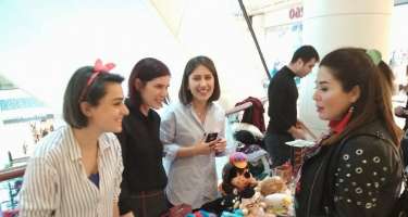 ​Müğənni Elnarə Xəlilova satıcılıq edib