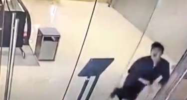 Qaçarkən şüşə qapını görmədi