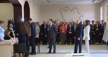 Prezident ailəsi ilə belə səs verdi 