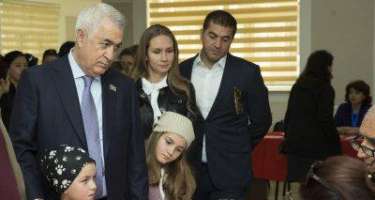 Cavid Qurbanov səsverməyə nəvələri ilə gəlib