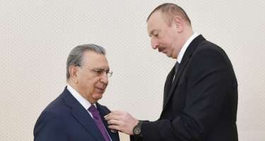 Prezident İlham Əliyev Ramiz Mehdiyevi təltif etdi