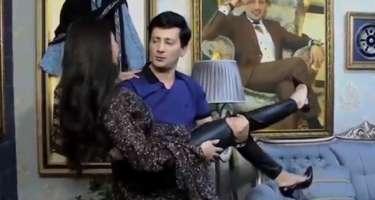 Efirdə Ayseli qucağına aldı