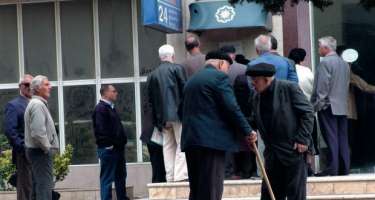 150 manat təqaüd alan pensiyaçıların banklara borcları bağlansın 