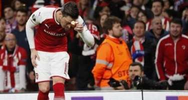 Özil stadiona atılan çörəyi öpüb kənara qoydu 