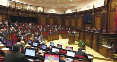 Ermənistan parlamentində tarixi iclas başladı