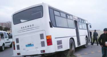 Bakıda avtobus sürətlə dayanacağa çırpıldı