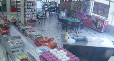 Mağazaya girən avtomobilin görüntüsü