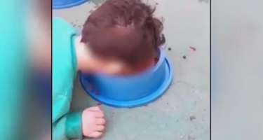 ŞOK! Oğluna it yeməyi yedirən ana 