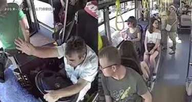 Hərəkətdə olan avtobusda DAVA: