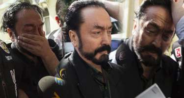 Adnan Oktar “kediciyi” ilə belə yaxalandı: 