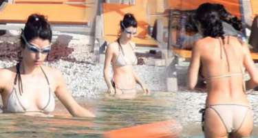 Beren Saat bikinili halda görüntüləndi 