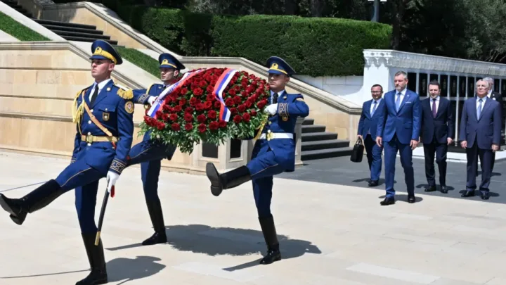 Slovakiya Prezidenti Bakıda şəhidlərin xatirəsini anıb