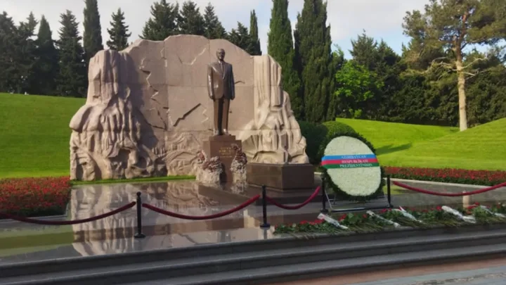 Slovakiya Prezidenti Heydər Əliyevin məzarını ziyarət etdi