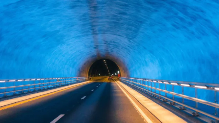 Çində dənizin 80 metr altında nəhəng tunel tikildi
