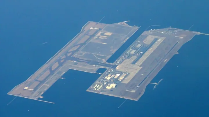Dənizi doldurub tikdikləri aeroport çökür 