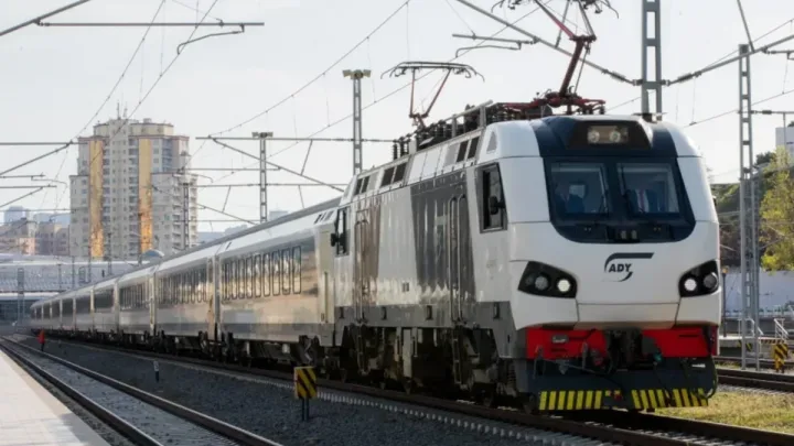 Tbilisi qatarlarında sərnişin yerlərinin sayı artırıldı