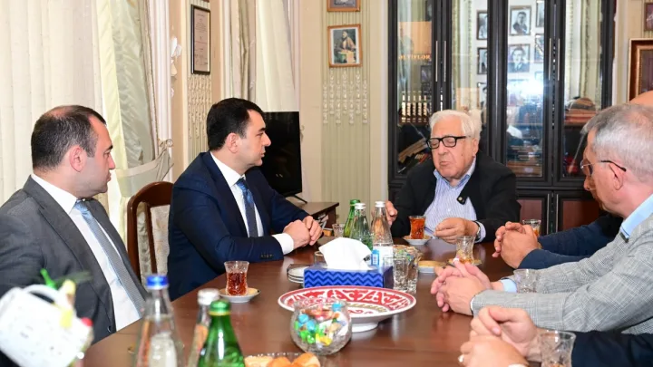 Adil Kərimli Xalq yazıçısı Anarla görüşdü