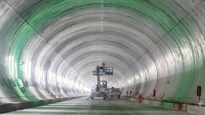 Dağın altından keçən nəhəng tunel - 