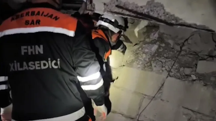 Bakıda mağazanın tavanı uçdu -