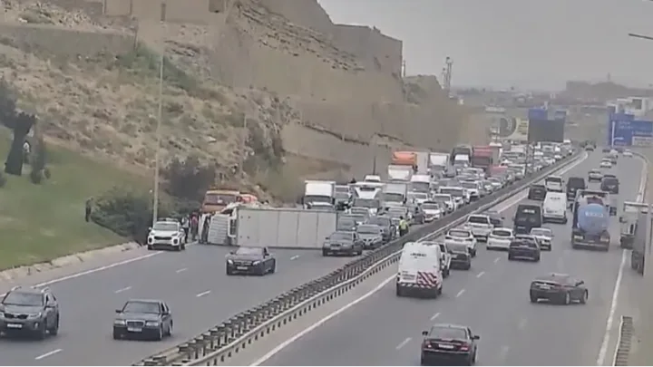 Bakıda yük maşını aşdı